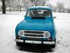 R4 bleue de la fin des années 60 sous la neige.