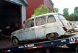 Après 32 ans sous la poussière, retour à l´air libre. Chassis et moteur cassés,
                  mais quelle carrosserie cette Québecoise !