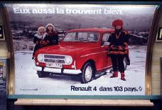 1975-Dans cette optique d'extriorisation, Renault montre que sa 
      petite voiture ftiche est vendue partout de par le monde : en Scandinavie, en Ecosse... : 
      "Renault 4 dans 103 pays". "Eux aussi la trouvent bien".