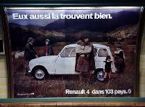 1975-Dans cette optique d'extriorisation, Renault montre que sa 
      petite voiture ftiche est vendue partout de par le monde : en Scandinavie, en Ecosse... : 
      "Renault 4 dans 103 pays". "Eux aussi la trouvent bien".