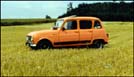 Renault 4 orange dans les champs.