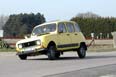 Renault 4 Sixties certes, c´est une Quatrelle : elle penche, mais le pilote est droit...